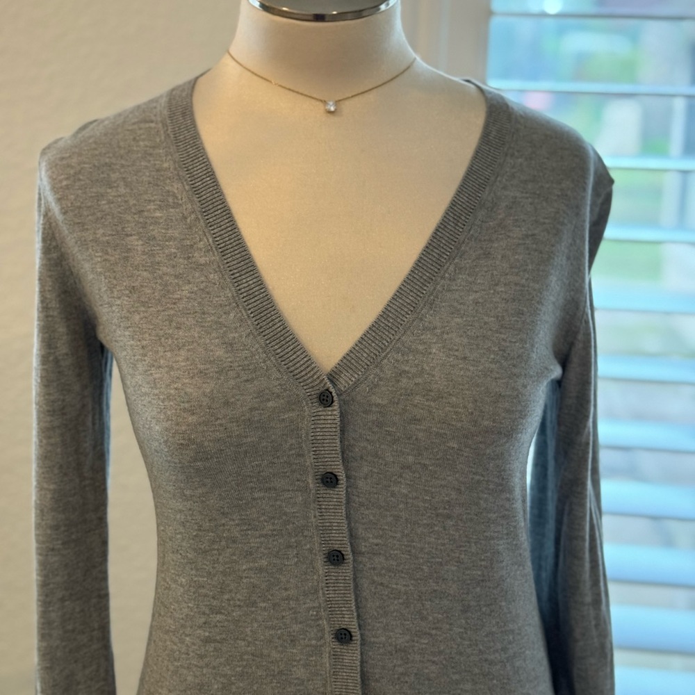 BANANA REPUBLIC GRAY CARDIGAN… SIZE SMALL.. GENTLY USED - Picture 3 of 8